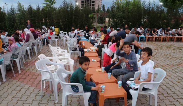 Mahalleli belediyenin iftar sofrasında buluştu