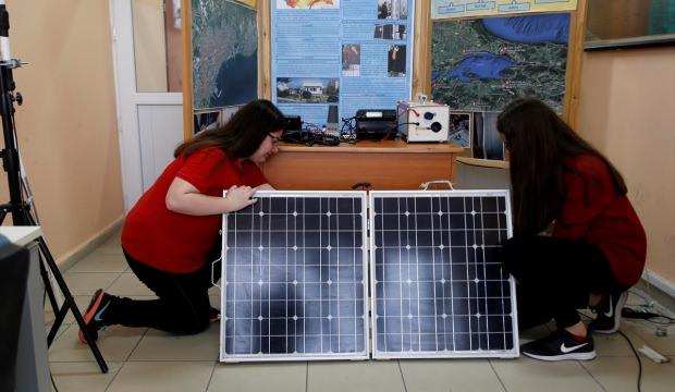 Liseli öğrencilerinden deprem için güneş enerjili telsiz
