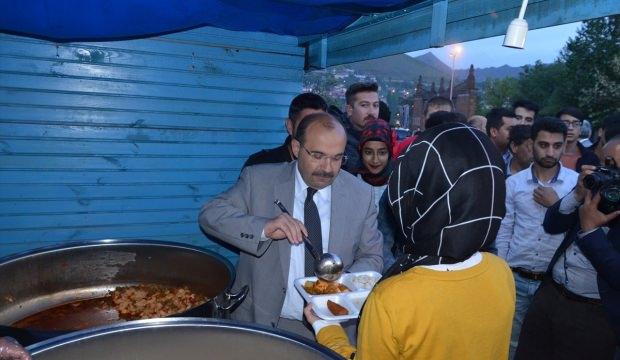 Vali Ustaoğlu vatandaşlarla iftar yaptı