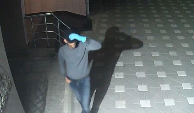 Hırsızın su borusundan daireye tırmanması kamerada