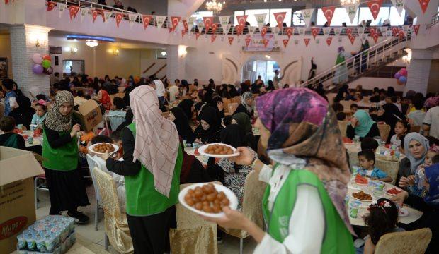 Suriyeli yetimler birlikte iftar yaptı