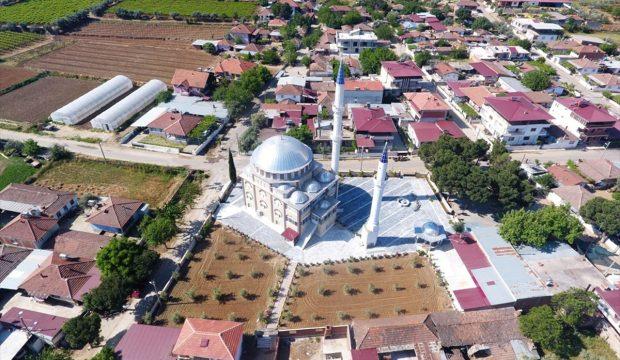 Manisa'da bir camisi ve üç minaresi olan köy