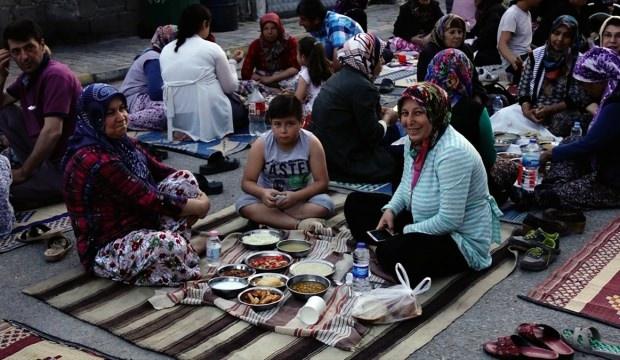 Burhaniye'nin 11 yıllık iftar geleneği