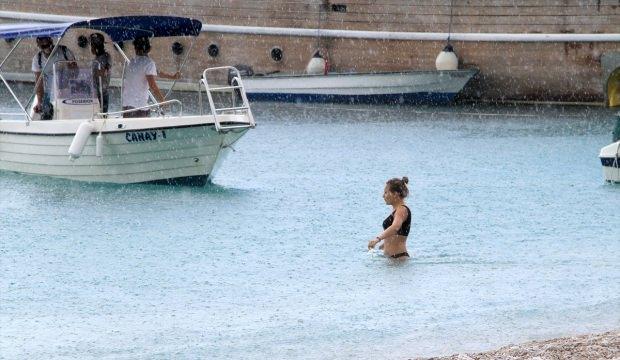 Fethiye'de tatilciler yağmura denizde yakalandı