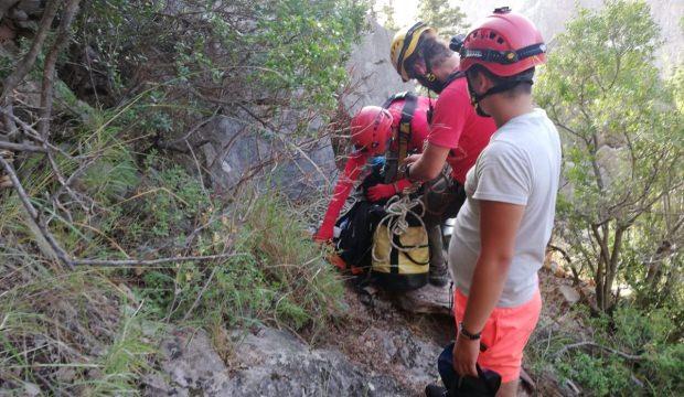 Kayalıklarda mahsur kalan kişi kurtarıldı