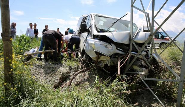 Erzincan'da minibüs yüksek gerilim direğine çarptı: 6 yaralı