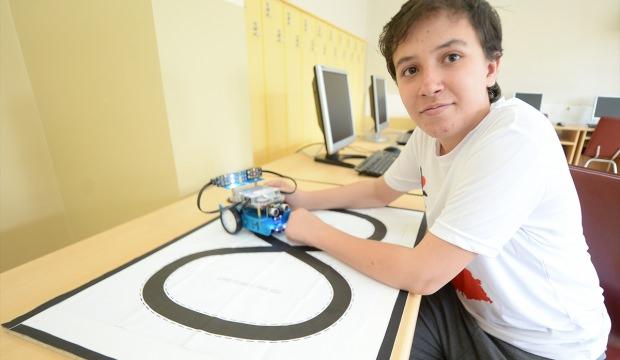 Ortaokul öğrencisi "akıllı elektrikli araba" tasarladı