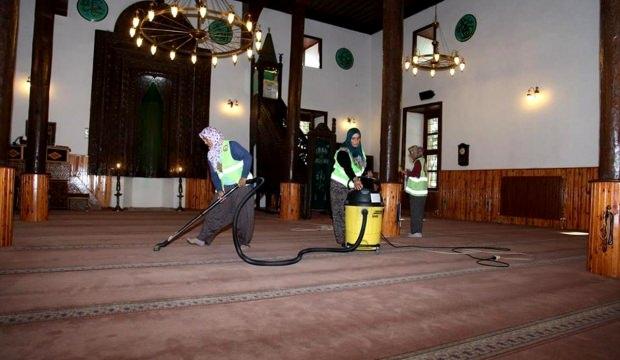 Seydişehir'de bayram öncesi camiler temizlendi