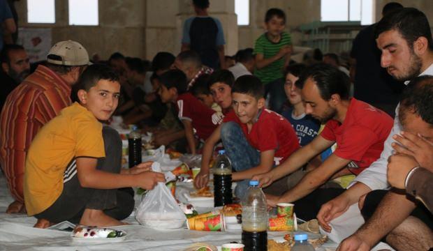 İHH'dan Halep sınırında toplu iftar