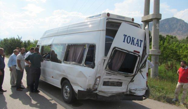 Tokat'ta yolcu minibüsü ile hafif ticari araç çarpıştı: 9 yaralı