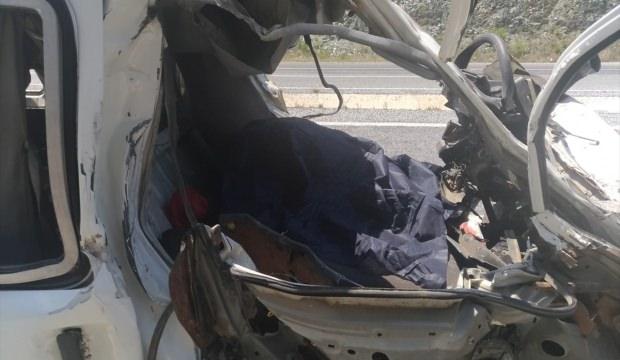 Muğla'da minibüs mermer yüklü kamyona çarptı: 1 ölü