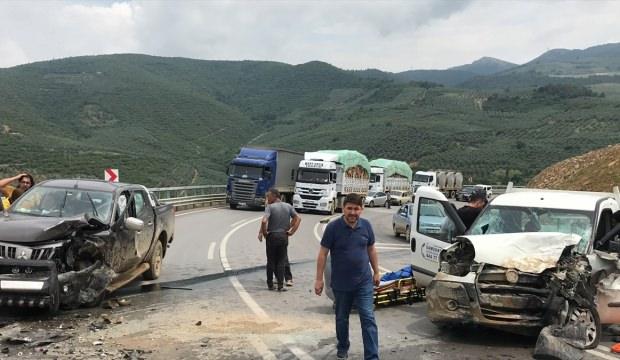 Bursa'da iki kamyonet çarpıştı: 5 yaralı