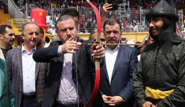Bakan Bak top sektirip ok attı