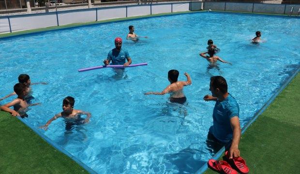 Görevlendirme yapılan belediyeden çocuklara yüzme havuzu