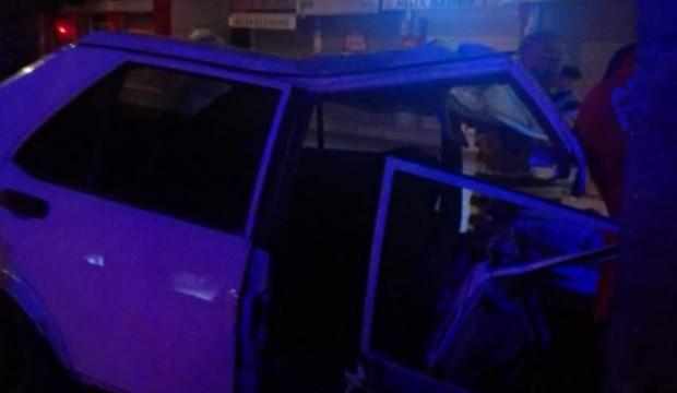 Adana'da otomobil ağaca çarptı: 1 ölü, 1 yaralı