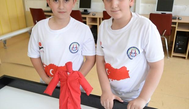 Ortaokul öğrencileri "mehteran" ve "bekçi" robot tasarladı