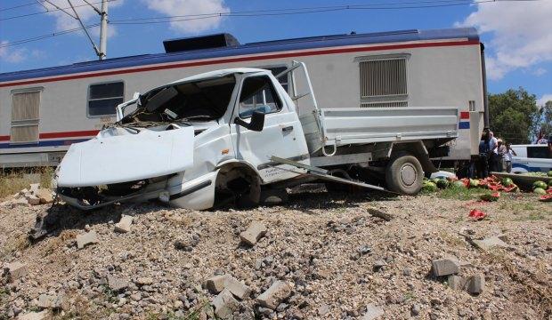 Adana'da tren kamyonete çarptı: 1 yaralı