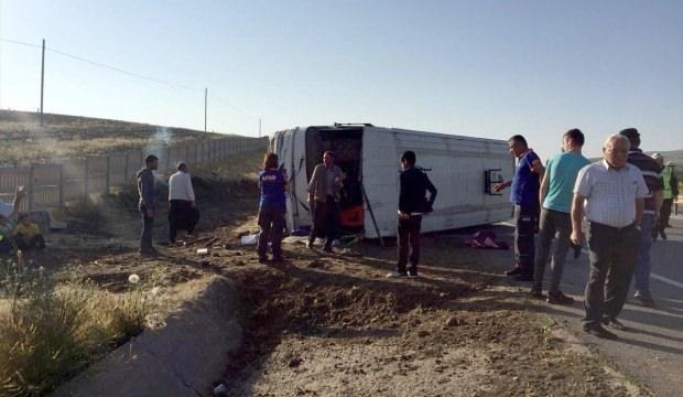 Tarım işçilerini taşıyan midibüs devrildi: 24 yaralı