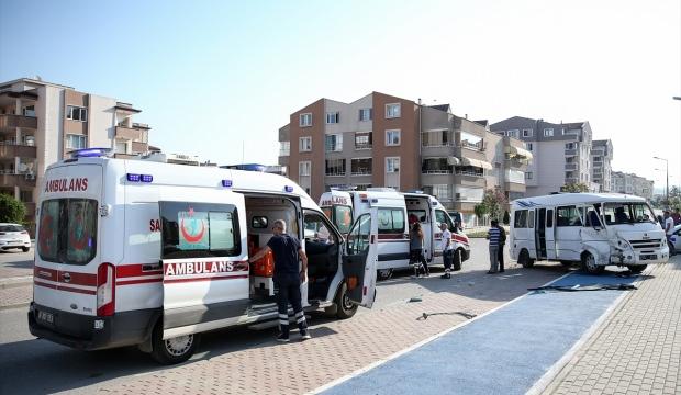 Bursa'da işçi servisi ile otomobil çarpıştı: 12 yaralı
