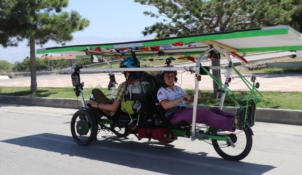 Güneş enerjili bisikletle Fransa'dan Erzincan'a geldiler