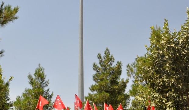Eruhlu vatandaşlardan Türk bayraklarıyla Şehitlik Anıtı'na ziyaret
