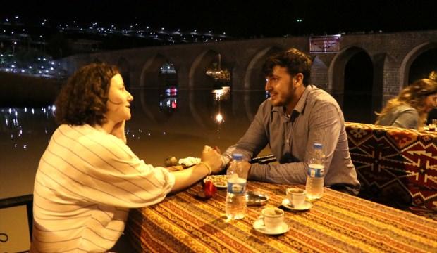 Tarihi köprüde pankartlı sürpriz evlilik teklifi