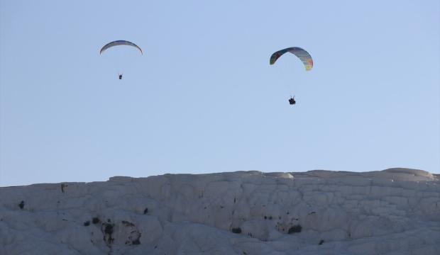 Pamukkale'yi havadan görmek için tatillerini uzatıyorlar
