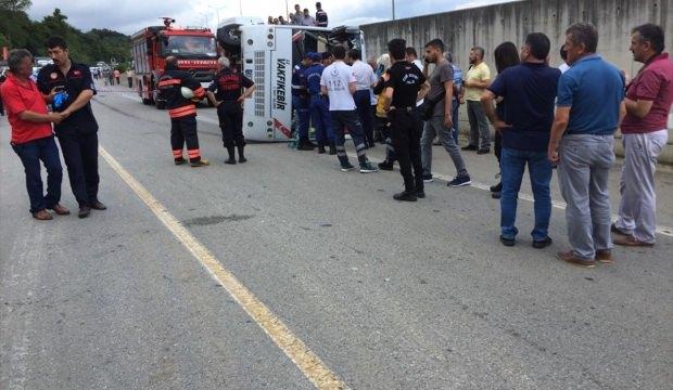Trabzon'da yolcu midibüsü devrildi