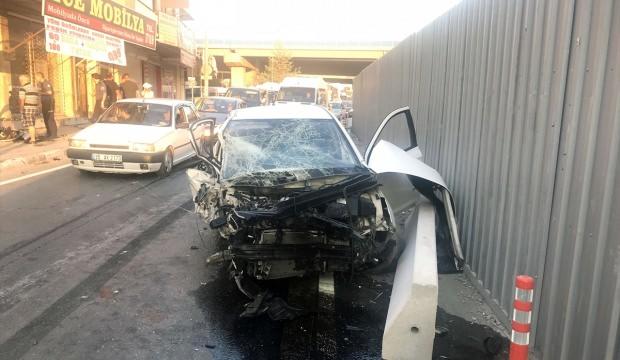 İzmir'de otomobil mobilya mağazasına çarptı: 4 yaralı