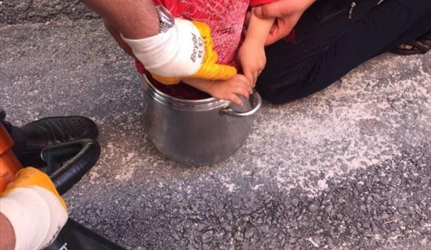 Düdüklü tencereye sıkışan 2 yaşındaki çocuğu itfaiye kurtardı