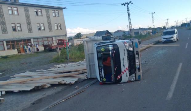 Kars'ta kereste yüklü kamyonet devrildi: 1 yaralı