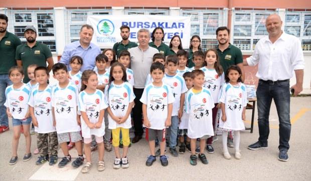 Başkan Çetin çocuklara spor malzemesi hediye etti