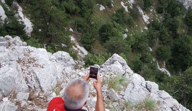 Adana'da kayalıklardan düşen itfaiyeciyi kurtarma çalışması