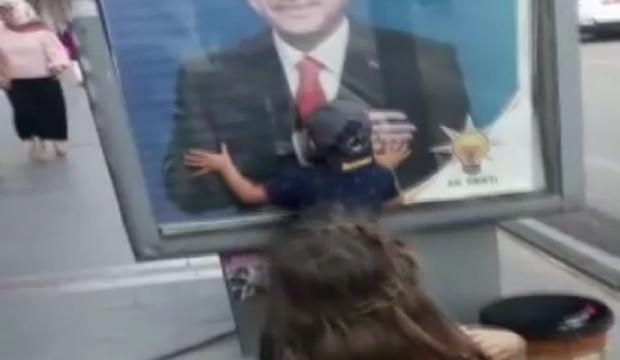 Erdoğan'ın resmini gördü, dede diye elini öptü!