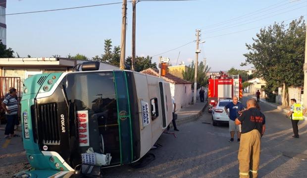 İzmir'de yolcu minibüsüyle otomobil çarpıştı: 6 yaralı