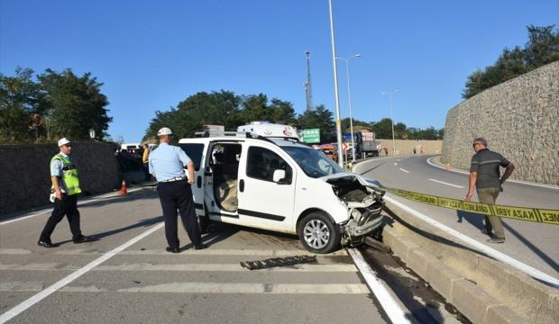 Otomobil istinat duvarına çarptı: 1 ölü, 1 yaralı