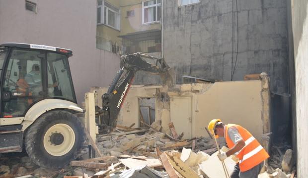 Görevlendirme yapılan ilçede 6 metruk bina yıkıldı