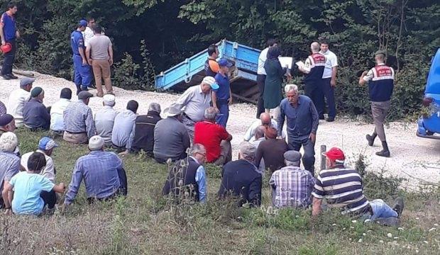 Devrilen traktörün altına kalan iki kişi öldü