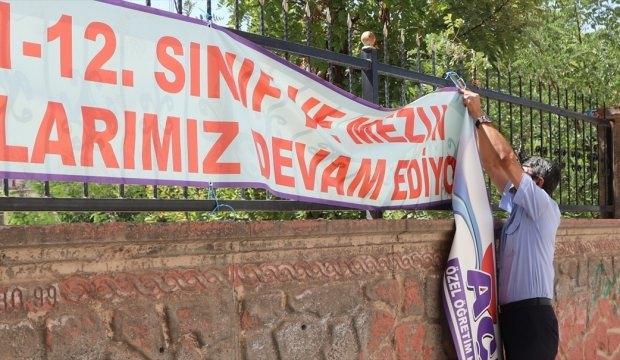 Siirt'te izinsiz asılan afişler toplandı