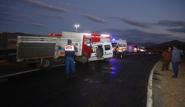 Bayburt'ta kamyon ile otomobil çarpıştı: 2 ölü