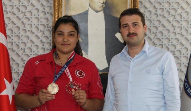 Başarılı halterci Kaymakam Cıdıroğlu'nu ziyaret etti