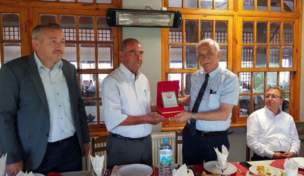 Hayırsever iş adamına teşekkür plaketi