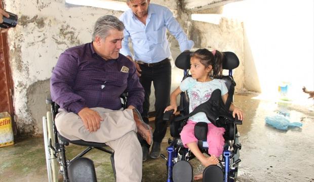 Silopili engelli kıza tekerlekli sandalye
