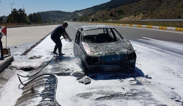 Bolu'da seyir halindeki otomobil yandı