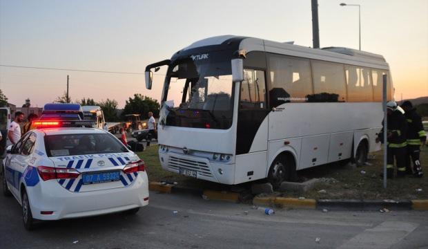 Antalya’da tur midibüsü ile otomobil çarpıştı: 21 yaralı