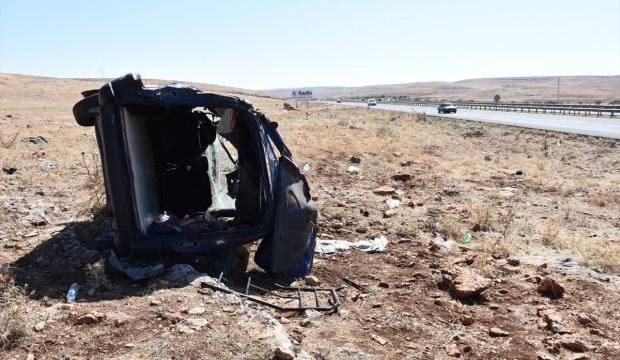 Şanlıurfa'da hafif ticari araç devrildi: 5 yaralı