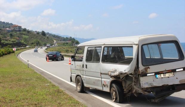 Giresun'da minibüs ile otomobil çarpıştı: 4 yaralı