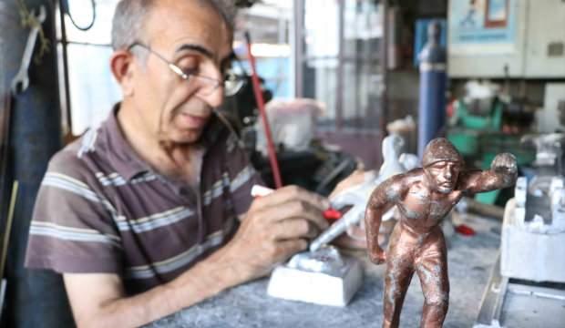 Mini madenci heykelleri "Remzi Usta"nın elinde şekilleniyor