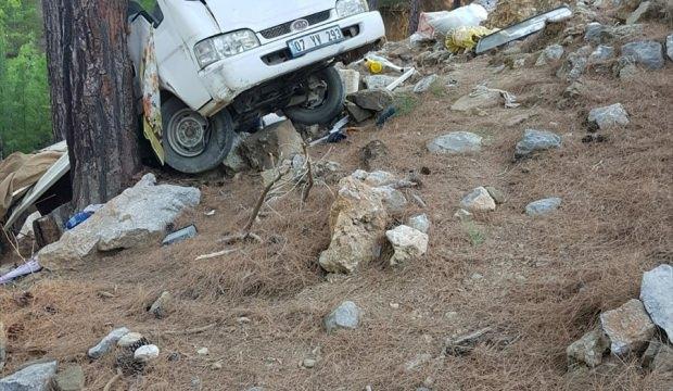 Antalya'da kamyonet uçuruma devrildi: 2 ölü, 2 yaralı