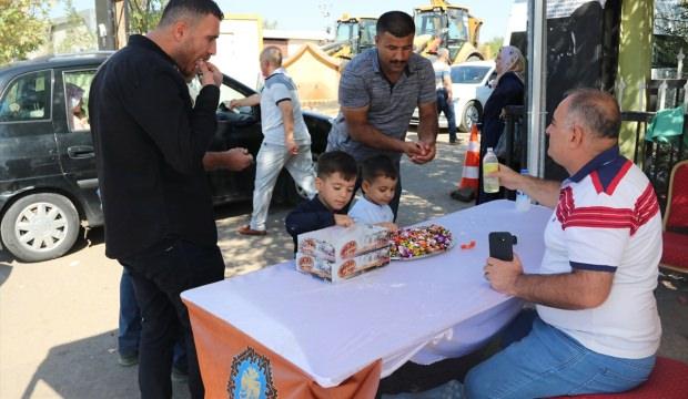 Diyarbakır'da mezarlığa gelenlere şeker ikramı
